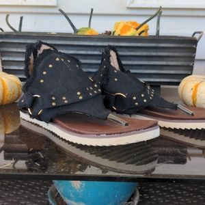 Flat sandals